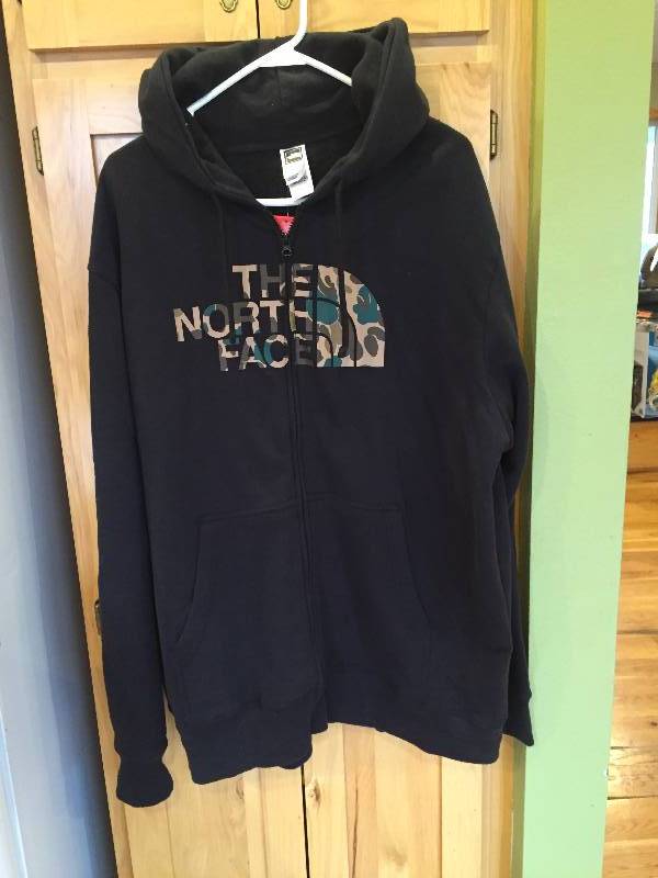 lot 33 image: Northface Hoodie - Mens XXL