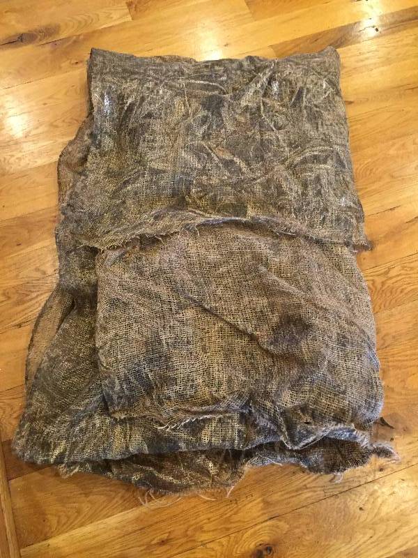 lot 61 image: Waterfowl Burlap Blind - 11 x 4