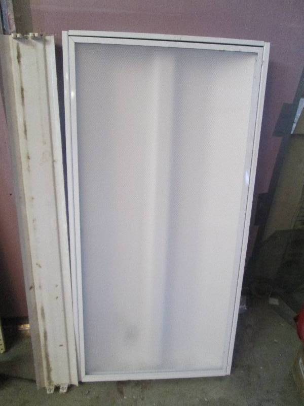 2 Fluorescent light fixtures, one 2...