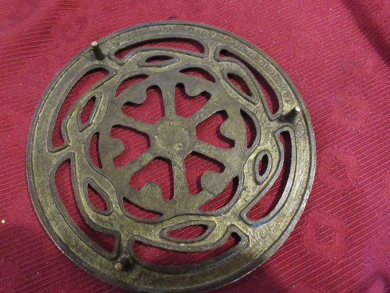 VINTAGE GIVE THANKS TO THE LORD TRIVET
