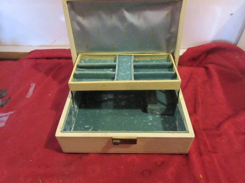 VINTAGE JEWLERY BOX