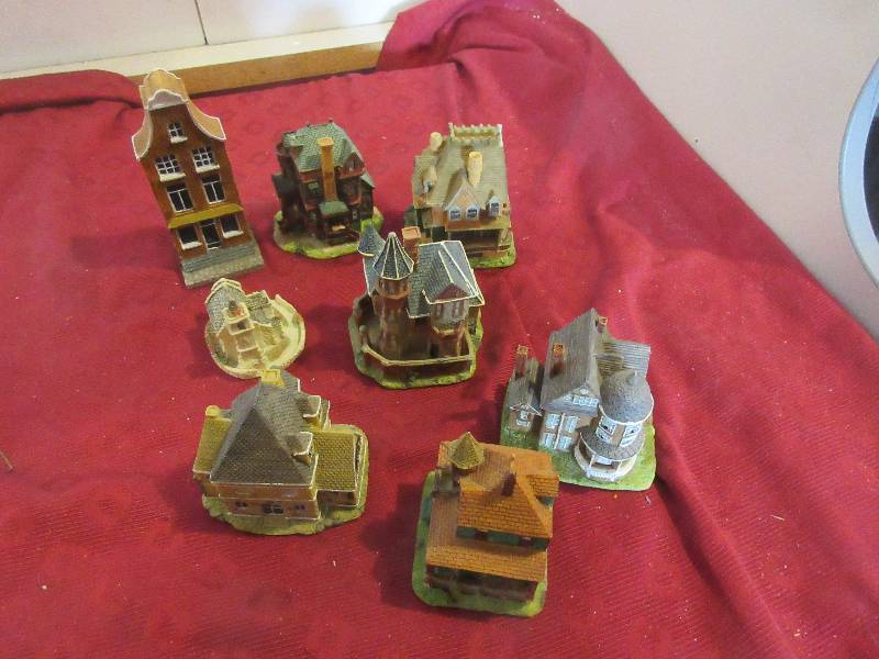 8 COLLECTIBLE VILLIAGE HOUSES