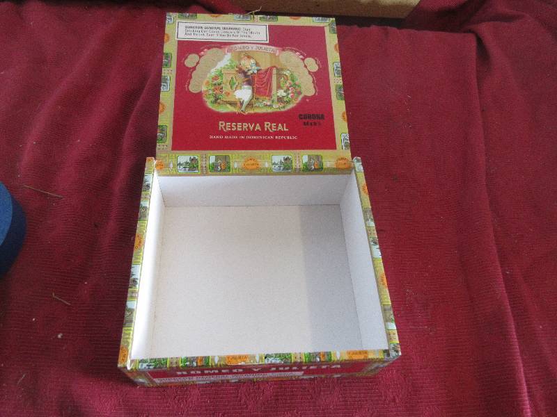 COLLECTIBLE CIGAR BOX
