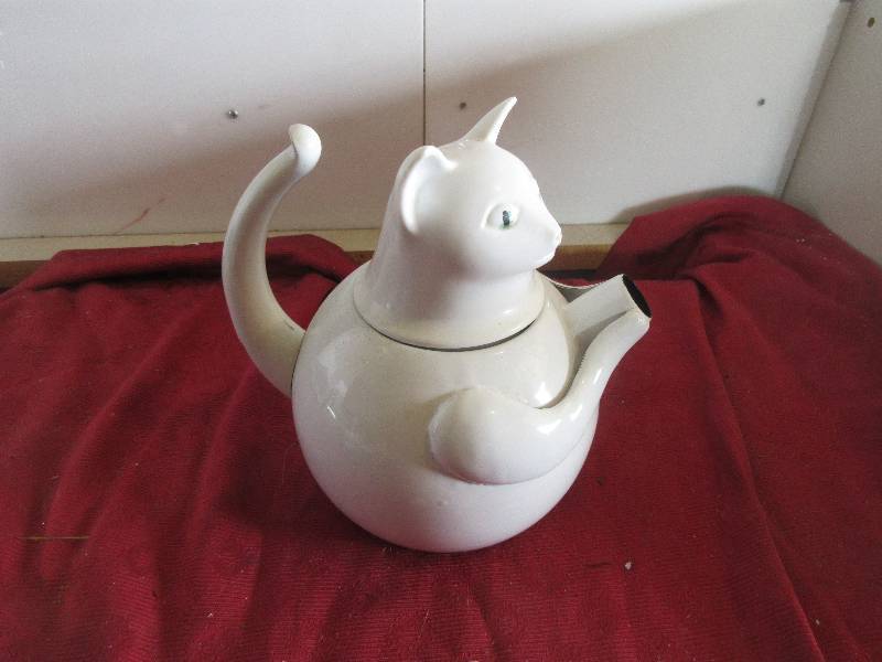 VINTAGE PORCELAIN KITTY TEAPOT