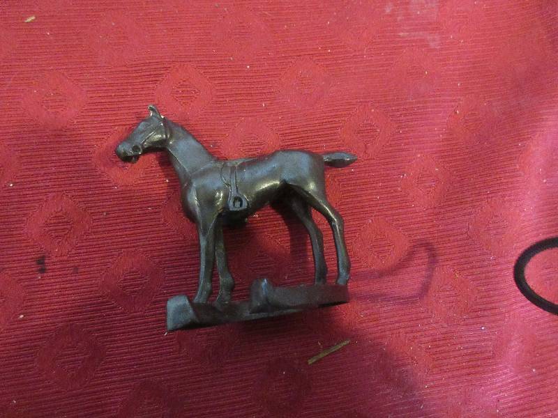 METAL HORSE ON HORSE SHOE