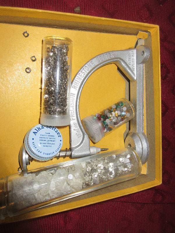 COLLECTIBLE RHINESTONE SETTER