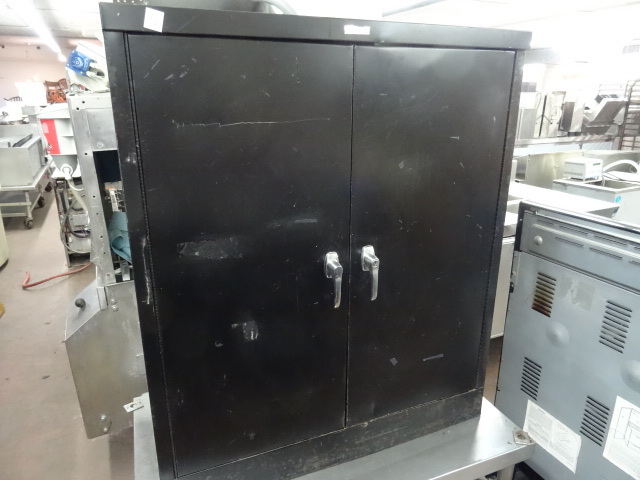 lot 12 image: 2 Door Metal Cabinet 1 Shelf