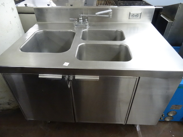 lot 15 image: Stainless 3 Compartment Sink