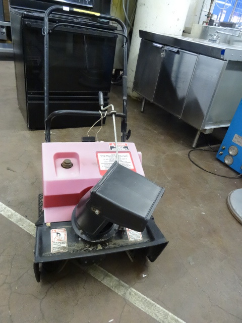 lot 24 image: 20 Gas Snow Blower