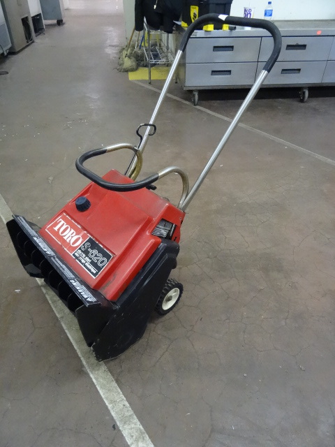 lot 25 image: Toro S-620 Gas Snowblower 20