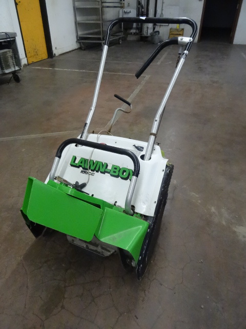 lot 26 image: Lawn Boy 109CC Snowblower