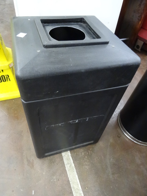 lot 27 image: Plastic Garbage Can