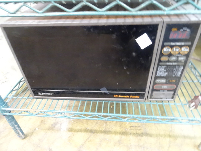 lot 141 image: Emerson Turn Table Microwave