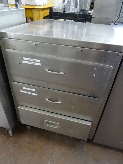 lot 181 image: Under Counter 3 Drawer Cabinet