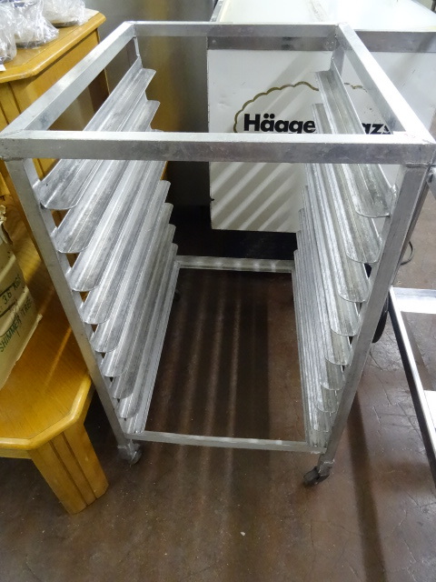 lot 185 image: Aluminum Tray Cart on Wheels
