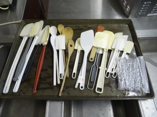 lot 196 image: Misc Kitchen Utensils
