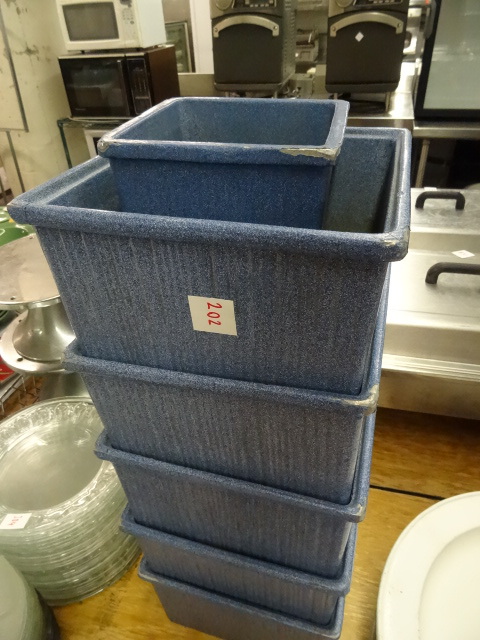 lot 202 image: 6 Aluminum Containers