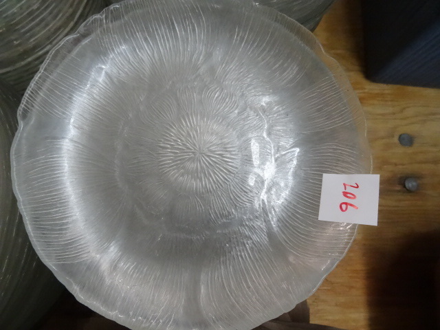lot 206 image: 29 Glass and Plastic Salad Plates