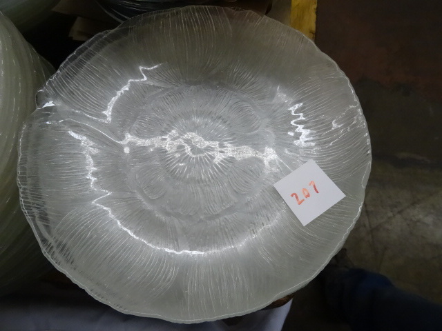 lot 207 image: 32 Glass Salad Plates