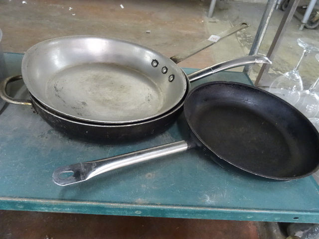 lot 246 image: 3 Skillets