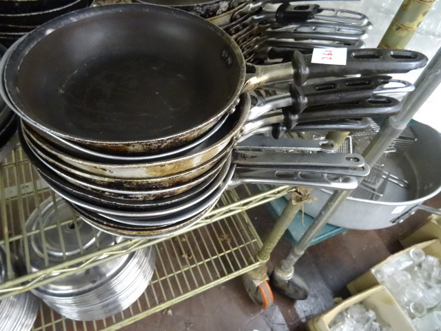 lot 260 image: 8 Sautee Pans