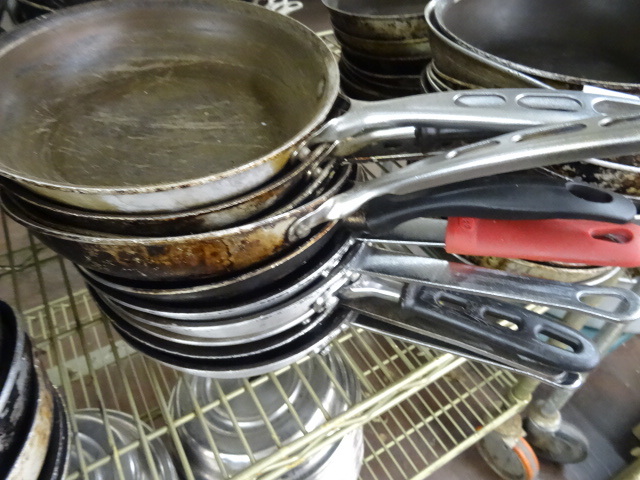 lot 261 image: 8 Sautee Pans