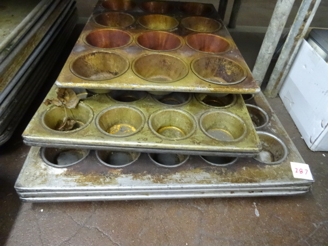 lot 287 image: 6 Muffin Pans