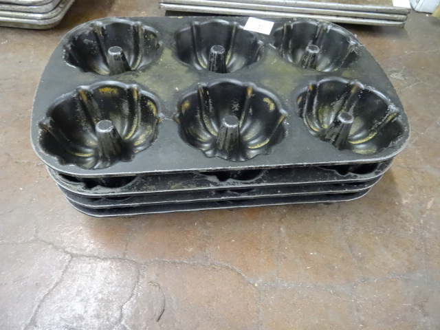 lot 289 image: 4 Baking Molds