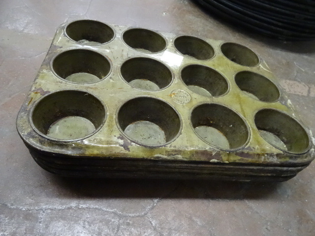 lot 290 image: 6 Muffin Pans