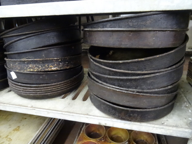 lot 291 image: 14 Deep Dish Pizza Pans