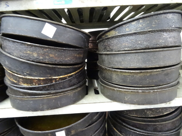 lot 293 image: 12 Deep Dish Pizza Pans
