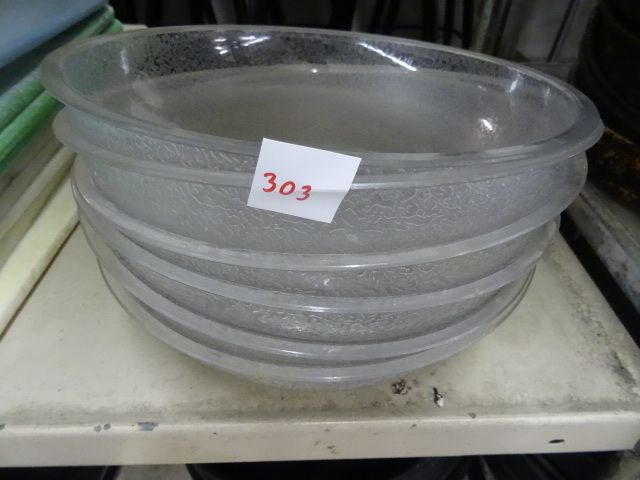 lot 303 image: 11 Plastic Bowls