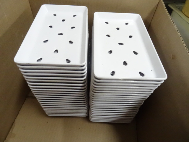 lot 305 image: 9 X 5 Plastic Trays