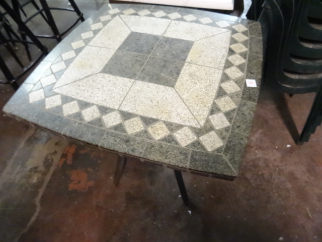 lot 319 image: 30 X 30 X 29 Patio Table