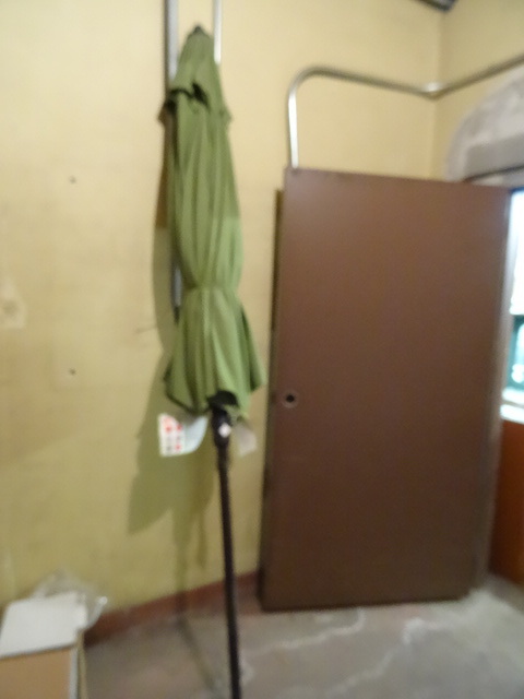 lot 340 image: 10 Auto Tilt Market Umbrella