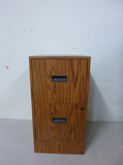 lot 82 image: Metal 2 Drawer File Cabinet