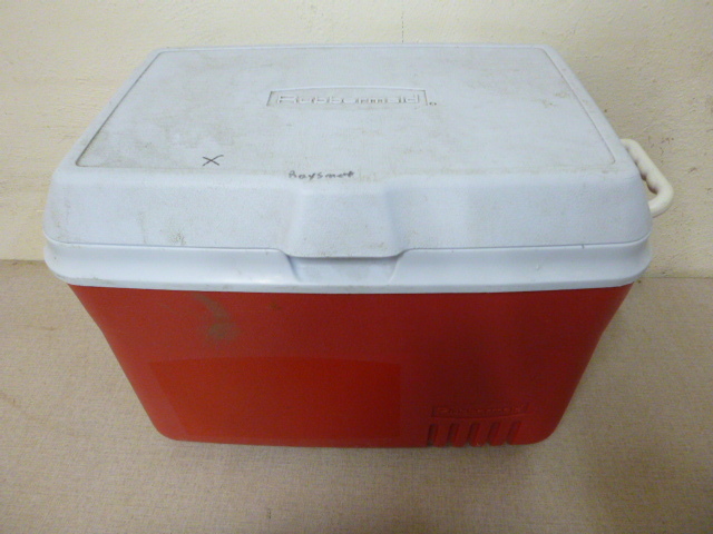 lot 107 image: Rubbermaid Cooler