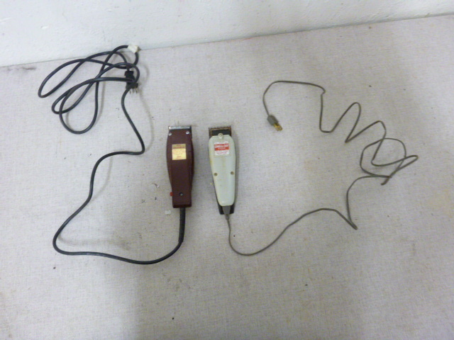 lot 128 image: 2 Pet Groomers