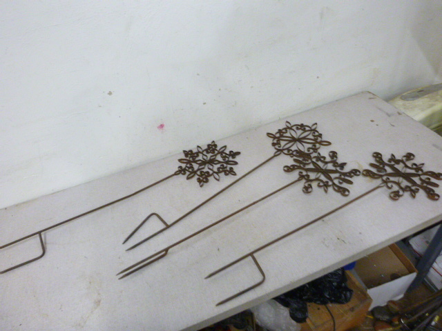 lot 190 image: 4 Metal Yard Dcor