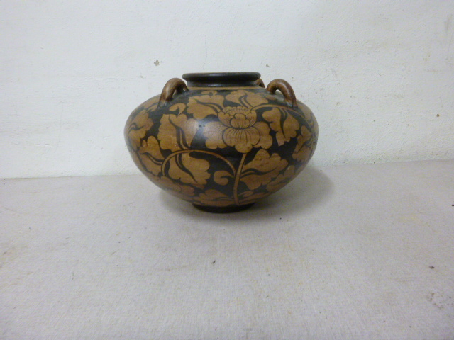 lot 191 image: Large Clay Pot Dcor