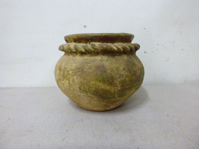 lot 192 image: Clay Pot Dcor