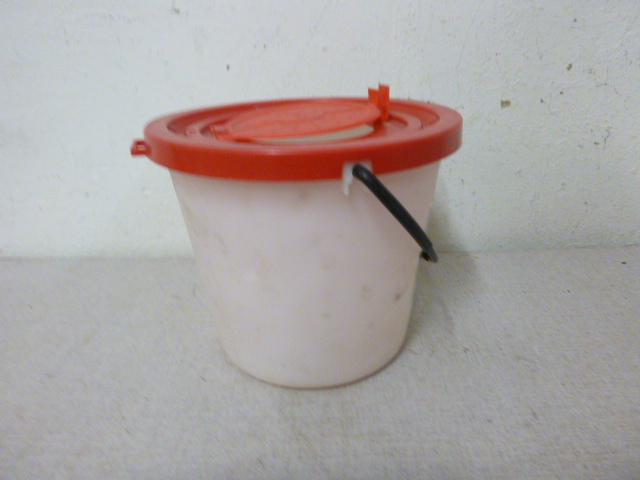 lot 199 image: Bait bucket