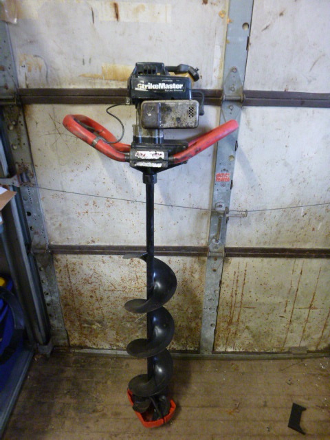 lot 2 image: Strike Master Ice Auger
