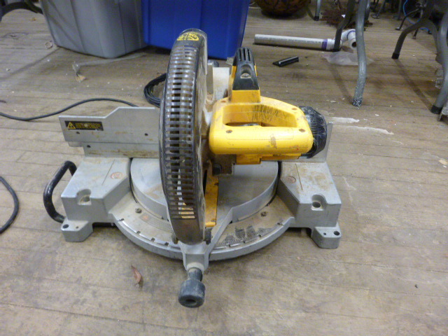 lot 3 image: DeWalt Compound Miter Saw