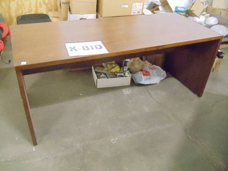 lot 10 image: 72 x 30 x 30 laminate office desk