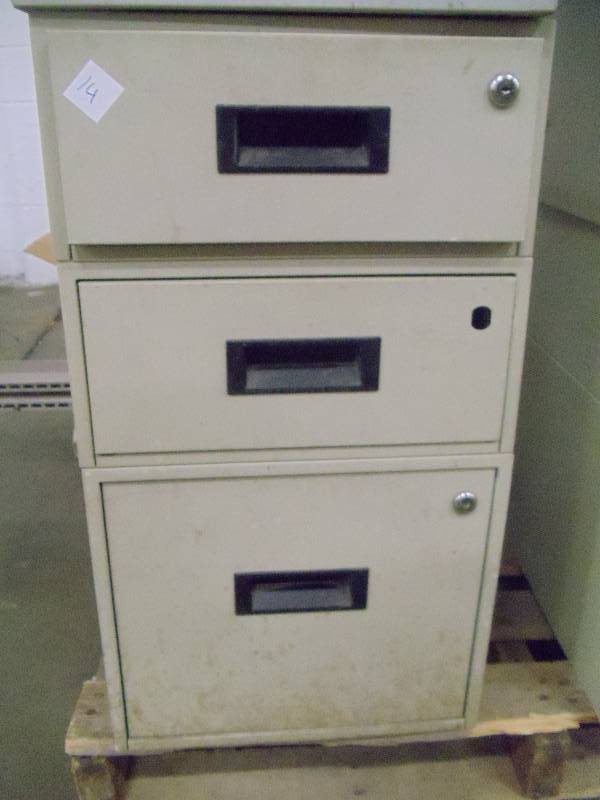 lot 14 image: 3 drawer metal cabinet
