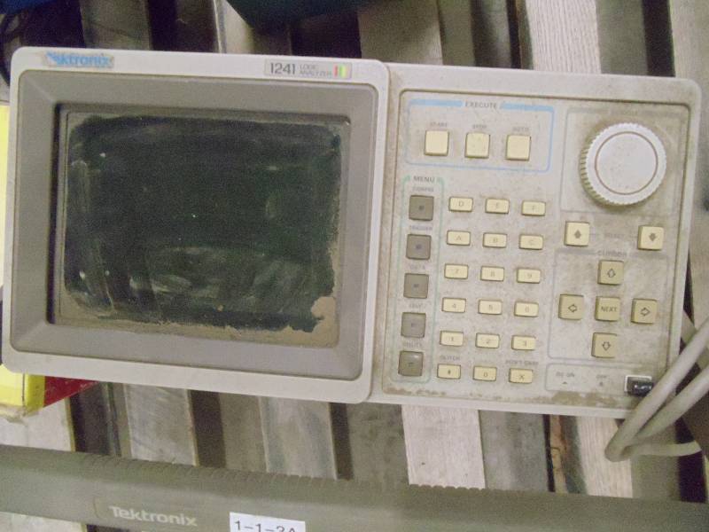 lot 21 image: Tektronix ocsilloscope