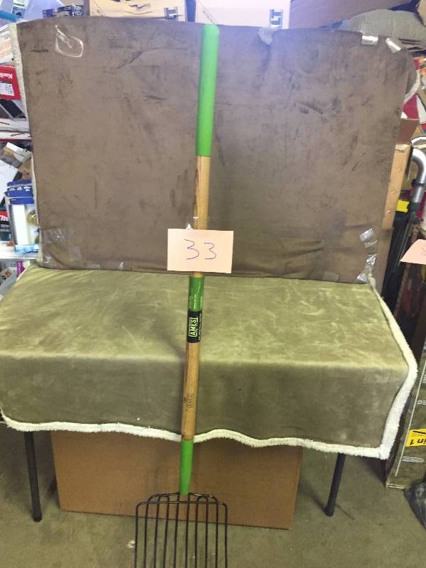 lot 33 image: 10-Tine Welded Bedding Fork