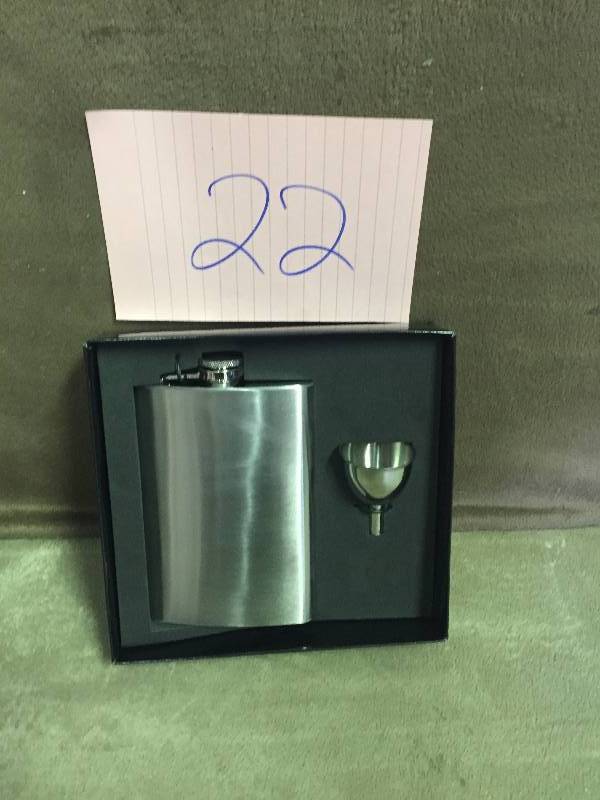 lot 22 image: Maxam 8 oz Stainless Steel Hip Flask New
