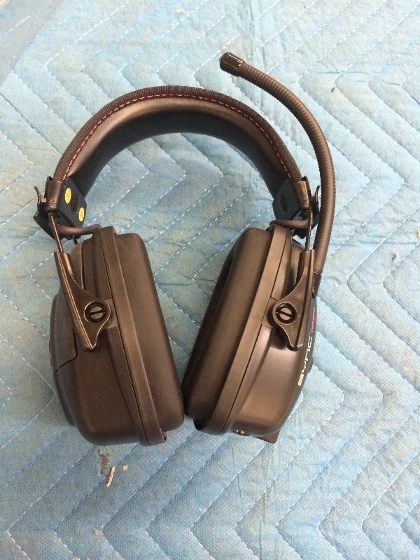 lot 16 image: Howard Leight  Noise Blocking Ear Muffs  Radio  - New & Works   View all pictures for more details